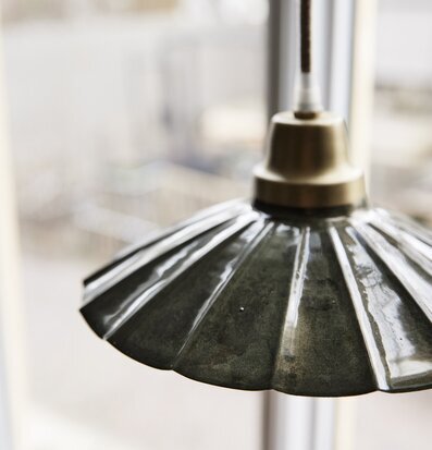 Bild av fönsterlampa i mörkgrön veckad design