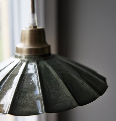 Bild av en elegant mörkgrön fönsterlampa i fokus