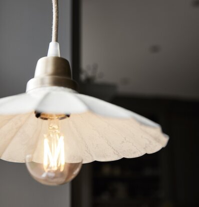 Foto av stilren fönsterlampa i offwhite design