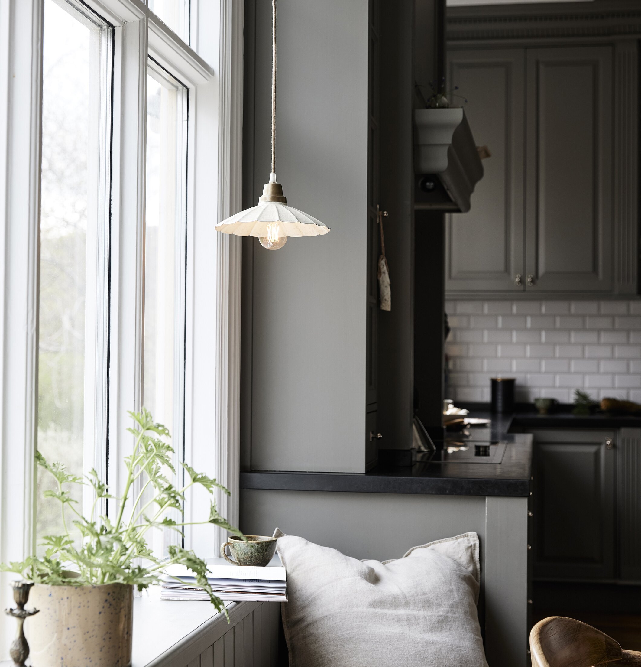 Bild av ett harmoniskt och mysigt kök med detaljer