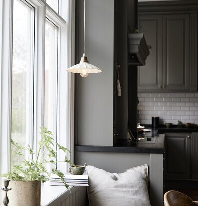 Bild av ett harmoniskt och mysigt kök med detaljer