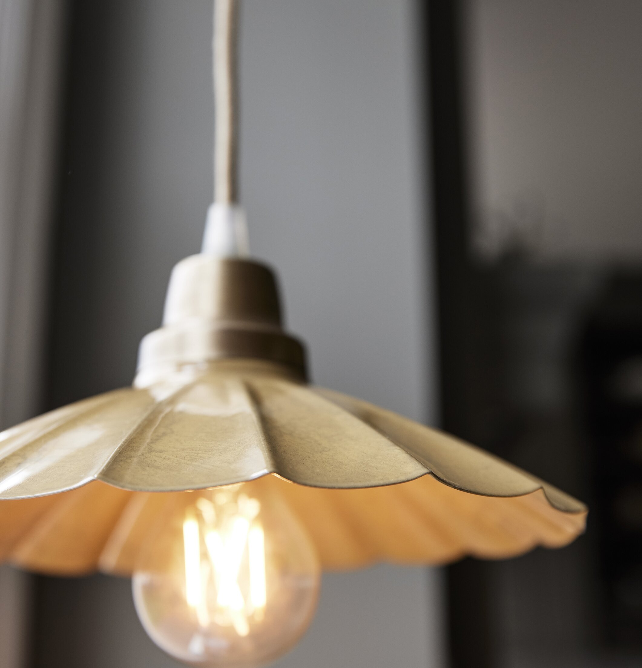 Fönsterlampa Ester Gul 24cm från PR Home nära ett fönster