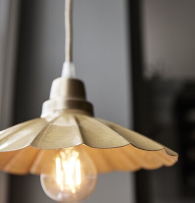 Bild av stilren fönsterlampa med mässingsskärm