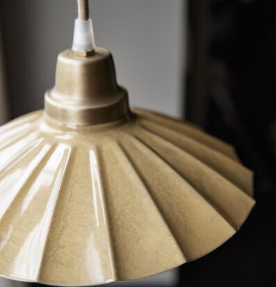 Foto av elegant fönsterlampa med veckad skärm