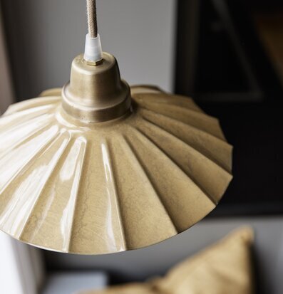 Bild av stilfull gul fönsterlampa med veckad design