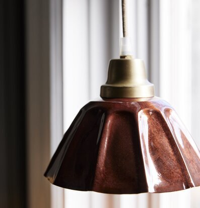 Foto av elegant fönsterlampa i terrakotta design