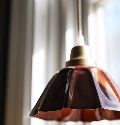 Foto av fönsterlampa i terrakotta med glansig yta