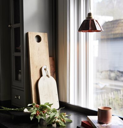 Foto av elegant köksområde med terrakottalampa