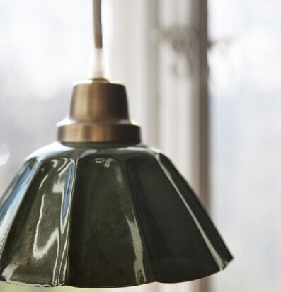 Bild av elegant fönsterlampa i mörkgrön nyans