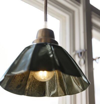 Bild på elegant mörkgrön fönsterlampa i retrostil