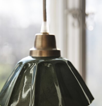 Bild av stilren fönsterlampa i mörkgrön nyans