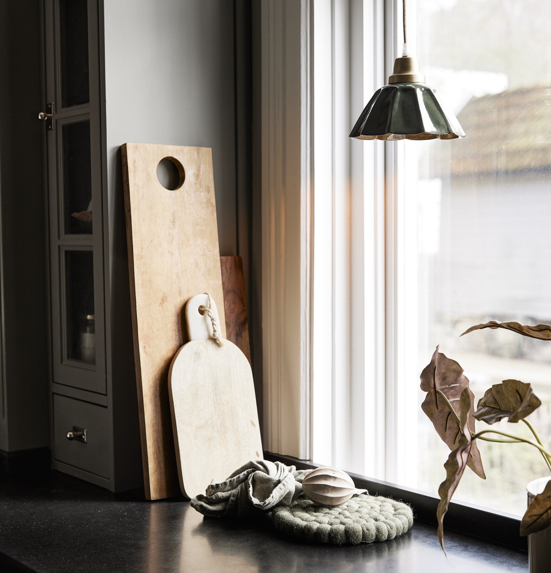 Fönsterlampa Ester Mörkgrön 17cm från PR Home i elegant kök