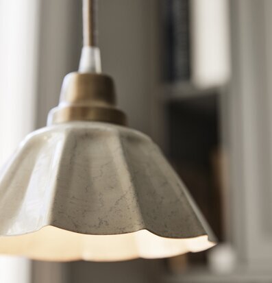 Foto av elegant fönsterlampa i offwhite design