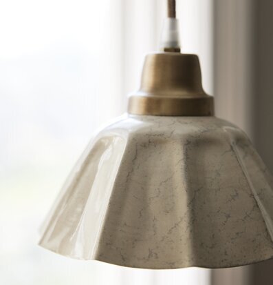 Bild av elegant offwhite fönsterlampa med naturligt ljus