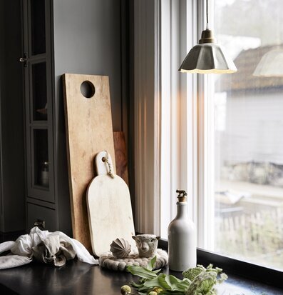 Bild av harmoniskt kök med elegant belysning