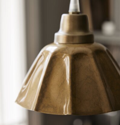 Bild av elegant gul fönsterlampa i hemtrevlig miljö