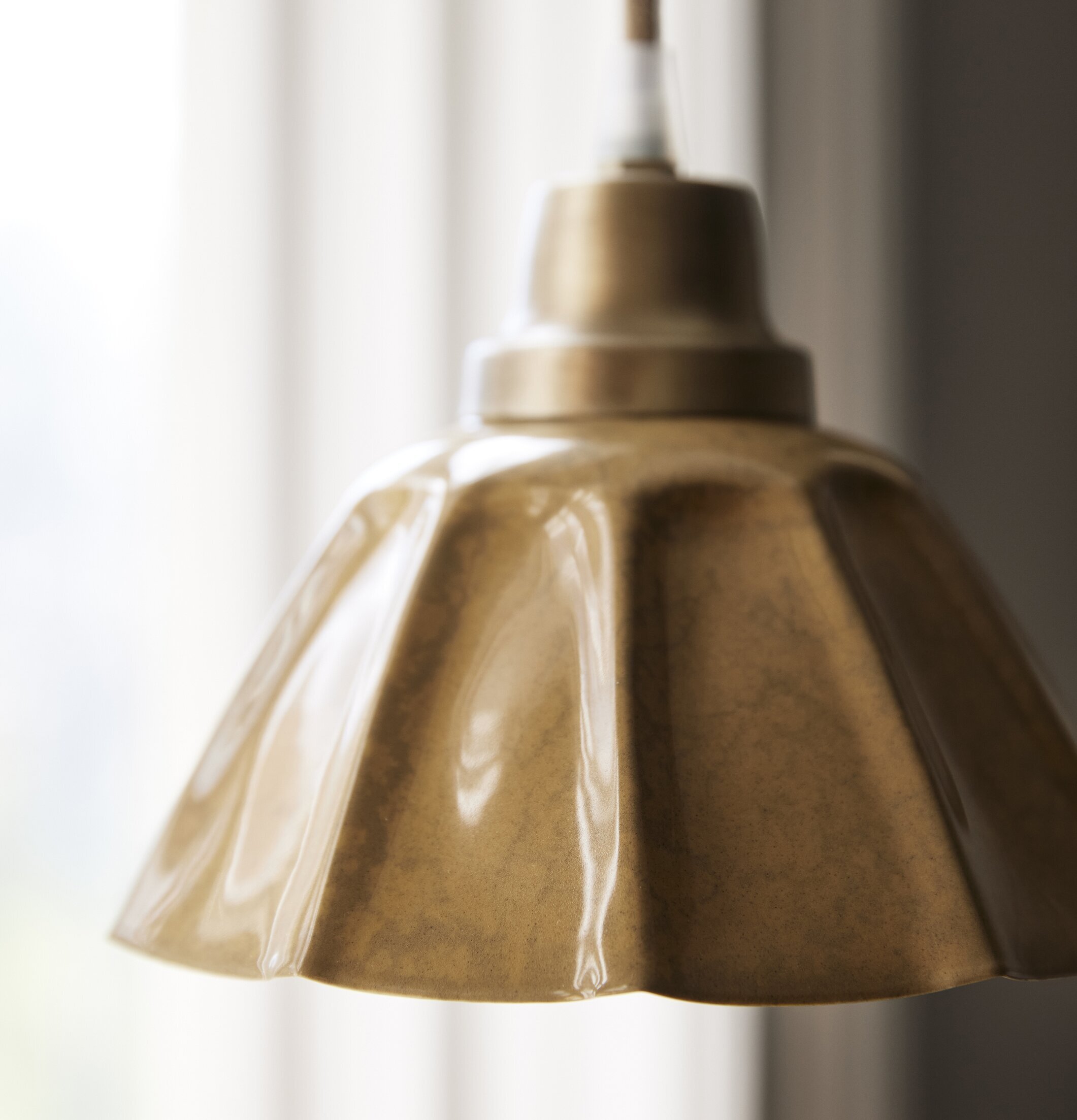 Fönsterlampa Ester Gul 17cm från PR Home i ljust rum