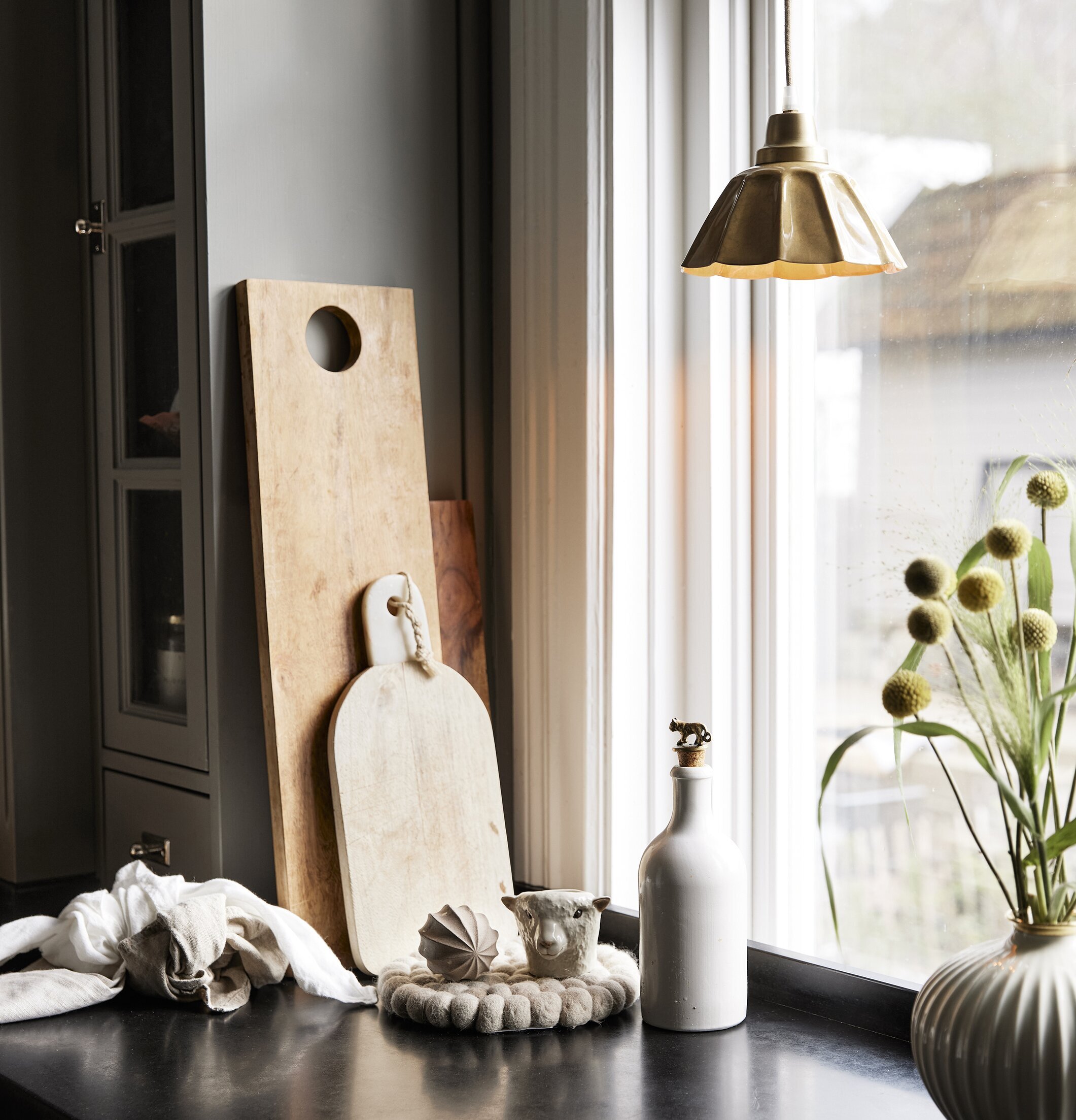 Fönsterlampa Ester Gul 17cm från PR Home i fönstermiljö