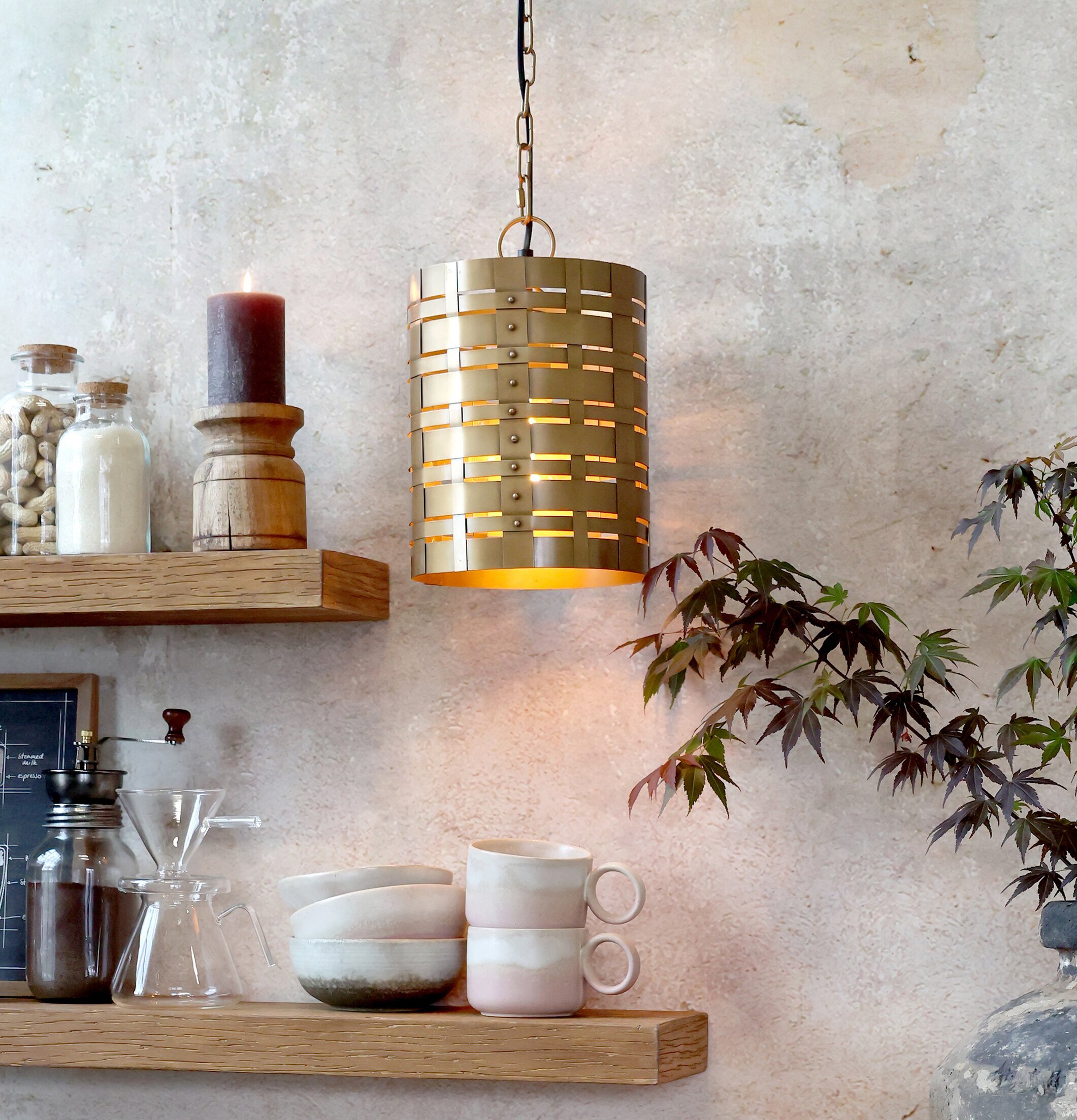 Lampa Mönster Antik Mässing från Chic Antique i rustik miljö