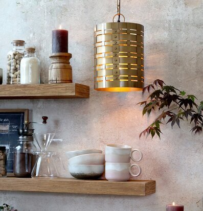 Bild av tidlös inredning med antik mässingslampa