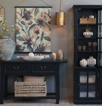 Bild av harmoniskt inrett rum med rustika inslag