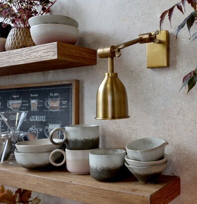 Bild av hemtrevlig inredning med antik vägglampa