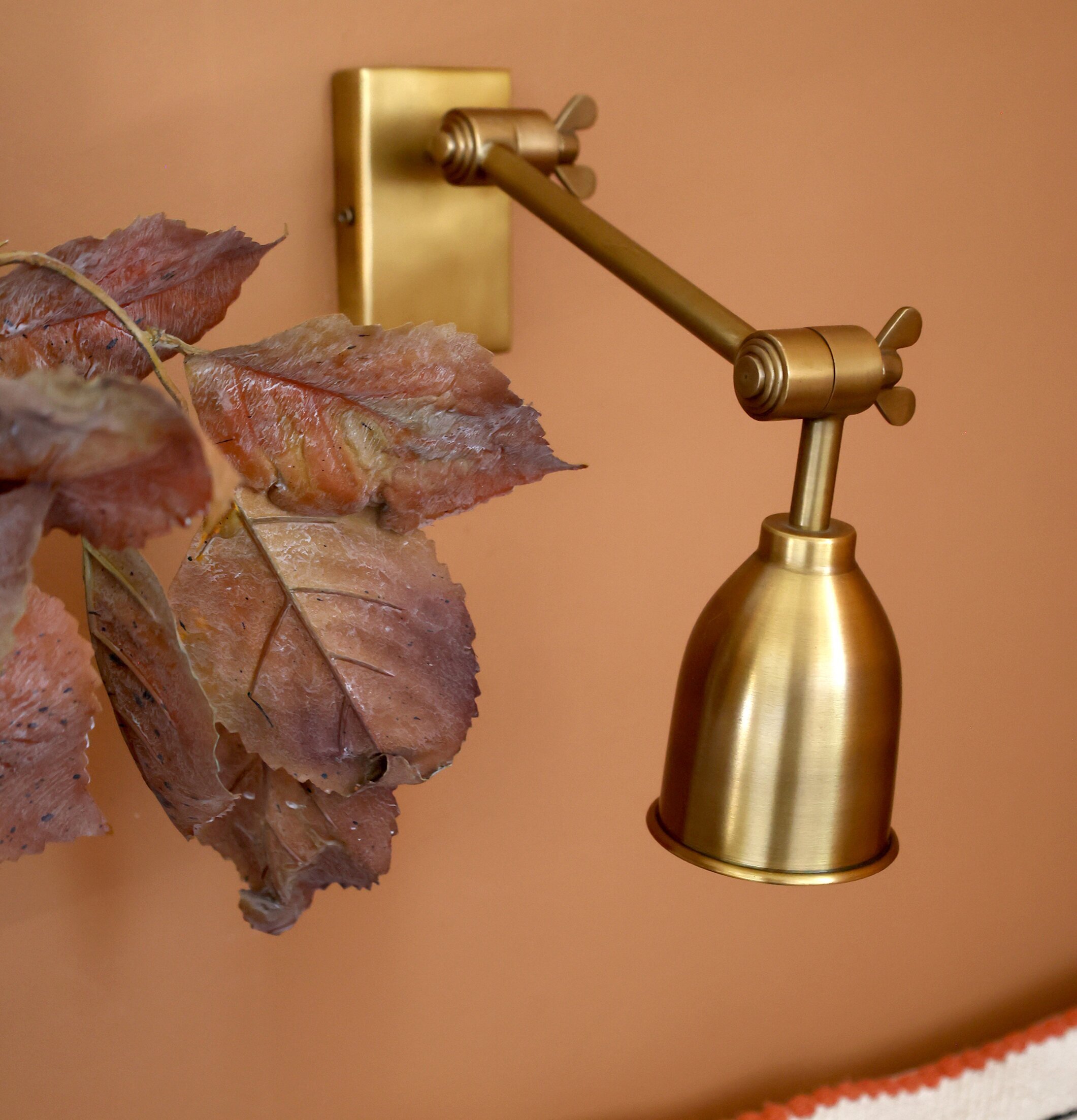 Vägglampa Antik Mässing från Chic Antique mot rödbrun vägg