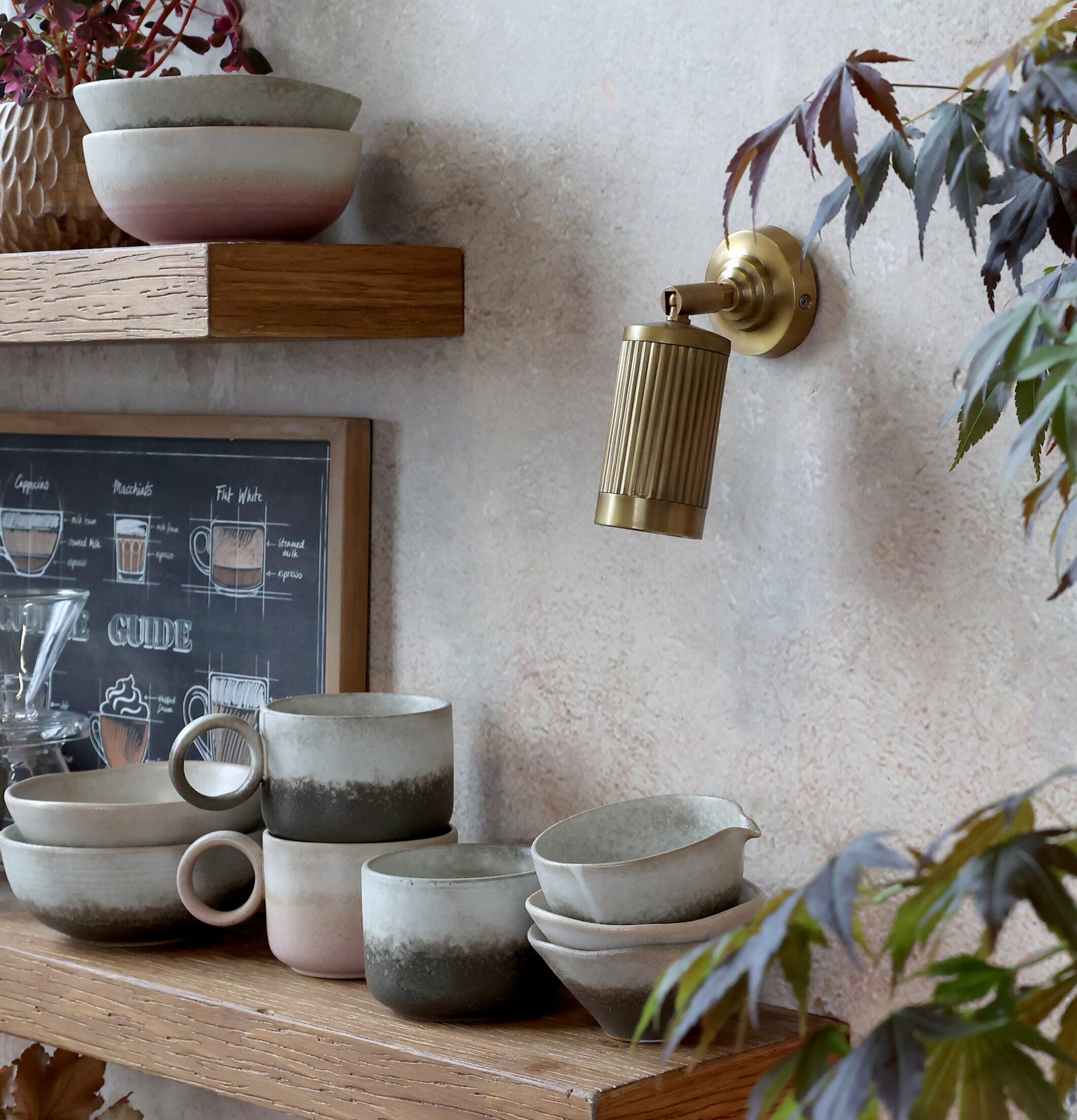 Vägglampa Antik Mässing Rand från Chic Antique på beige vägg