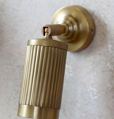 Bild av elegant vägglampa i antik mässingsfinish