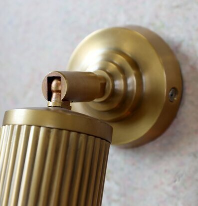 Bild av antik mässing vägglampa med flexibel arm