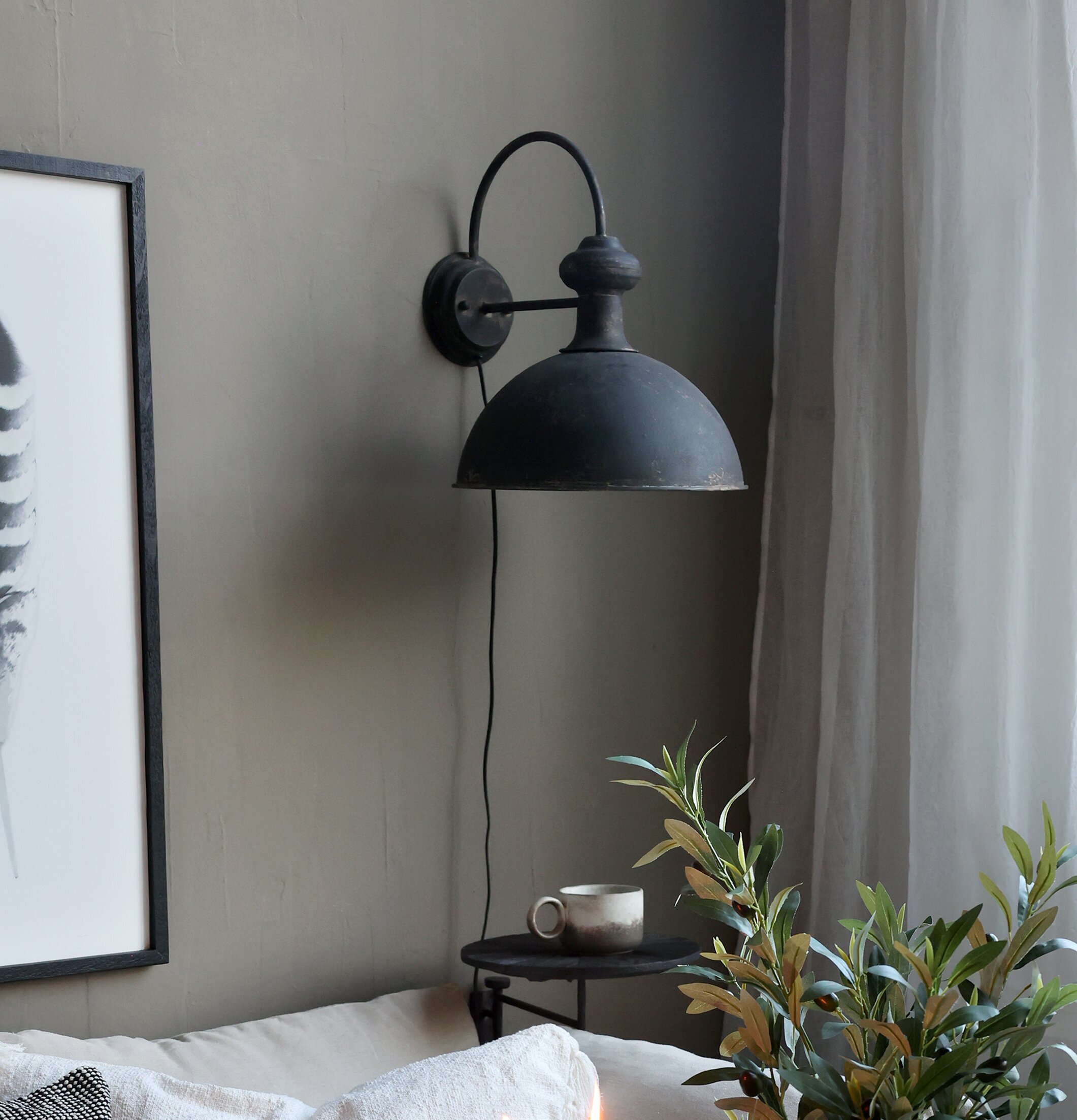 Bild av smakfullt inrett rum med antik svart vägglampa