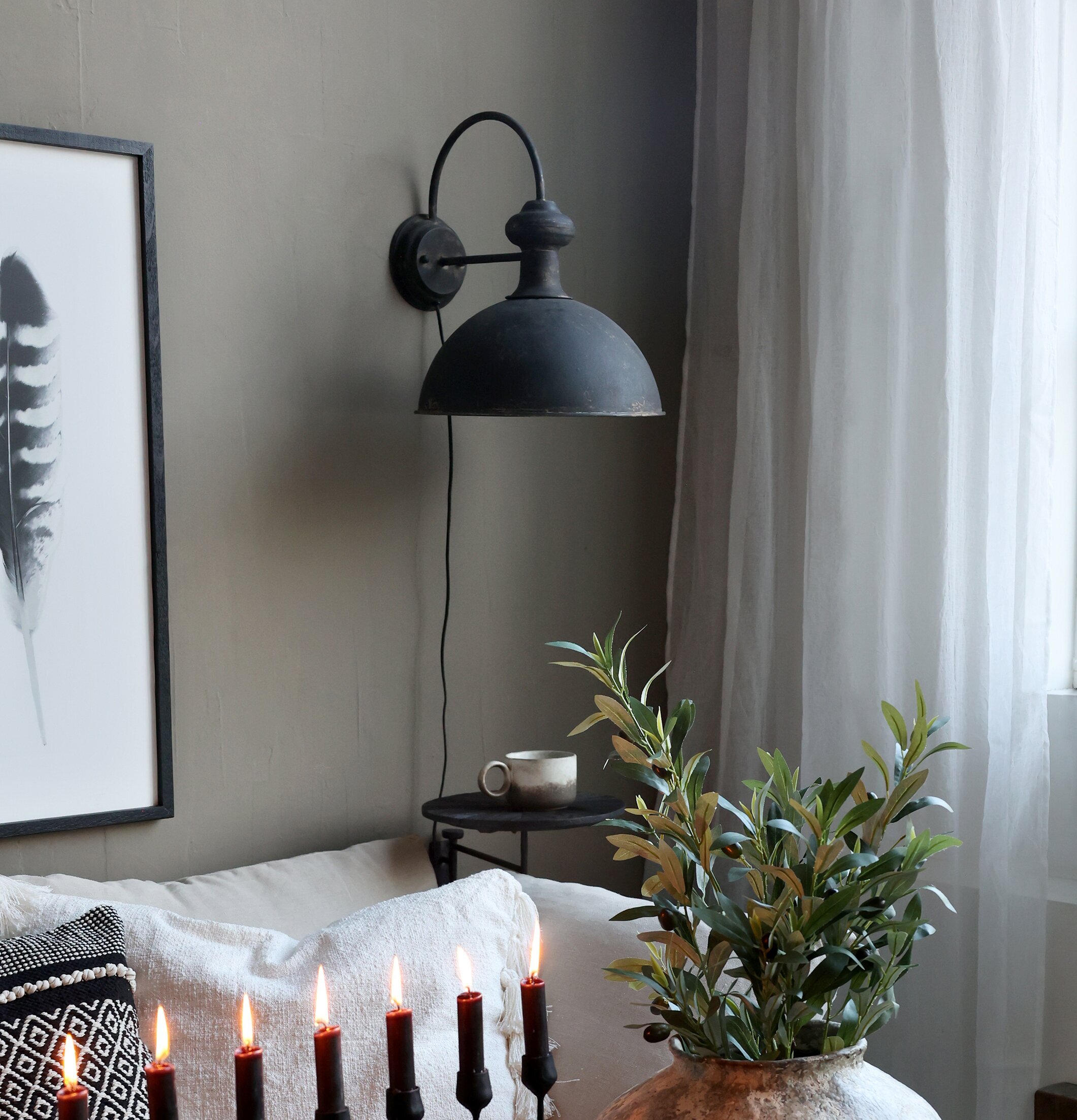 Bild av stilfull inredning med antiksvart vägglampa