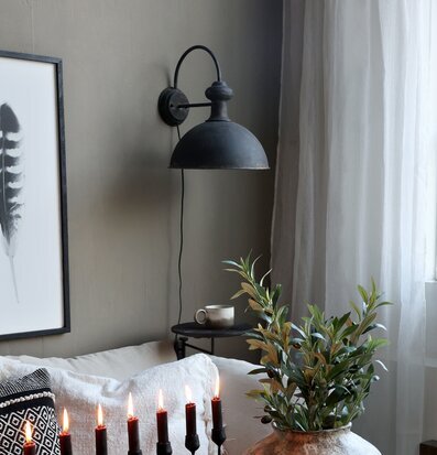 Bild av stilfull inredning med antiksvart vägglampa