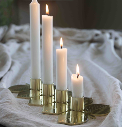 Foto av elegant ljusstake med mässingsdetaljer