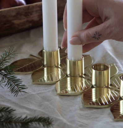 Bild av elegant ljusstake i festlig och varm atmosfär