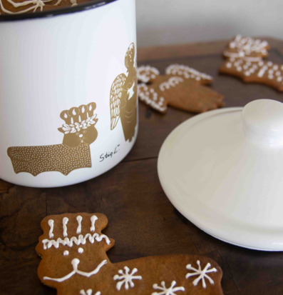 Foto av emaljburk med pepparkakor och julstämning