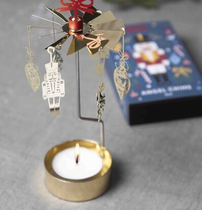 Foto av elegant änglaspel med julig dekoration