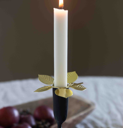 Foto av elegant ljusmanchett med naturliga detaljer