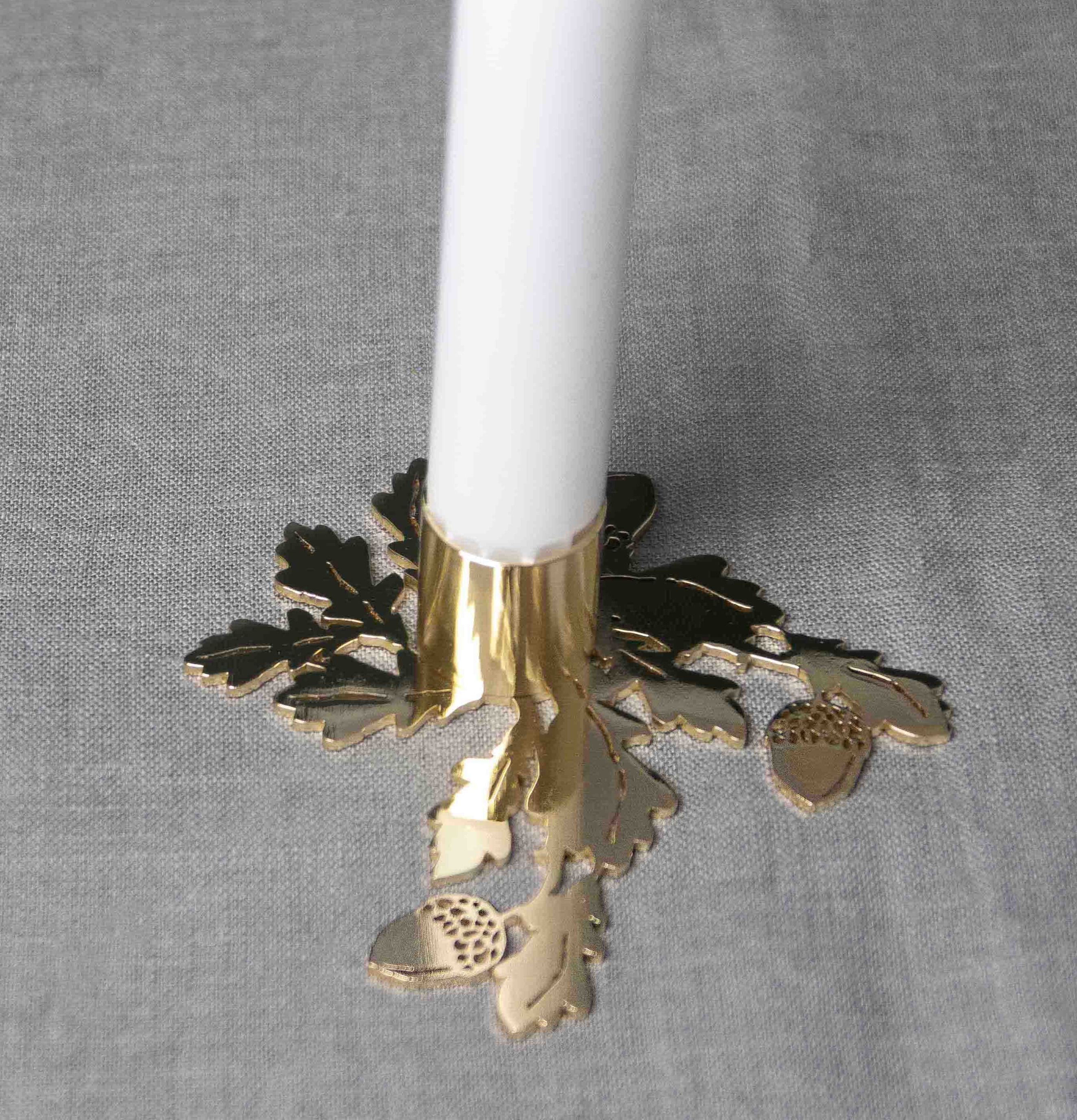 Ljusstake Ek från Pluto Produkter med gyllene ekbladsdesign