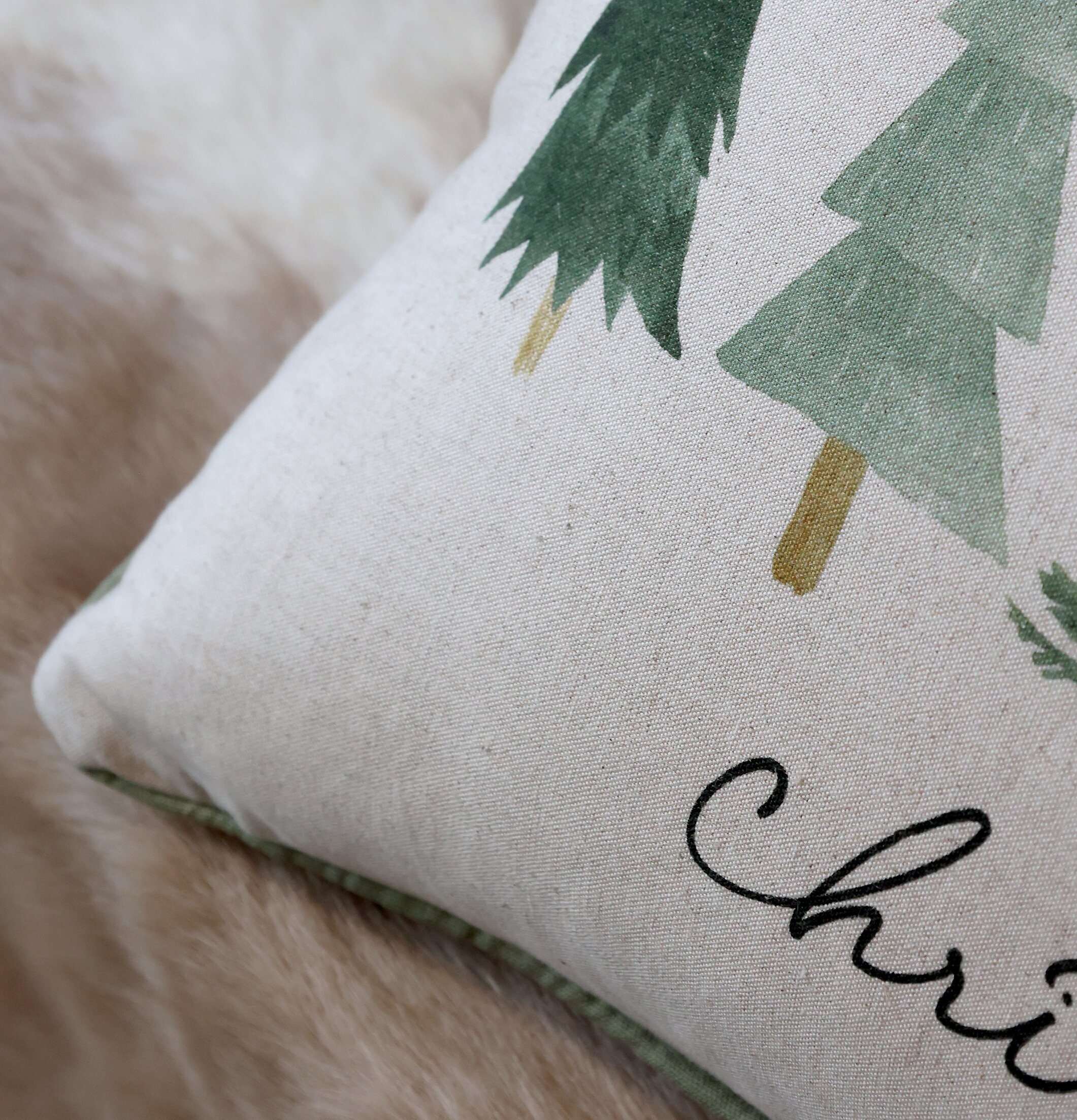 Kuddfodral Christmas från Chic Antique med gröna granar