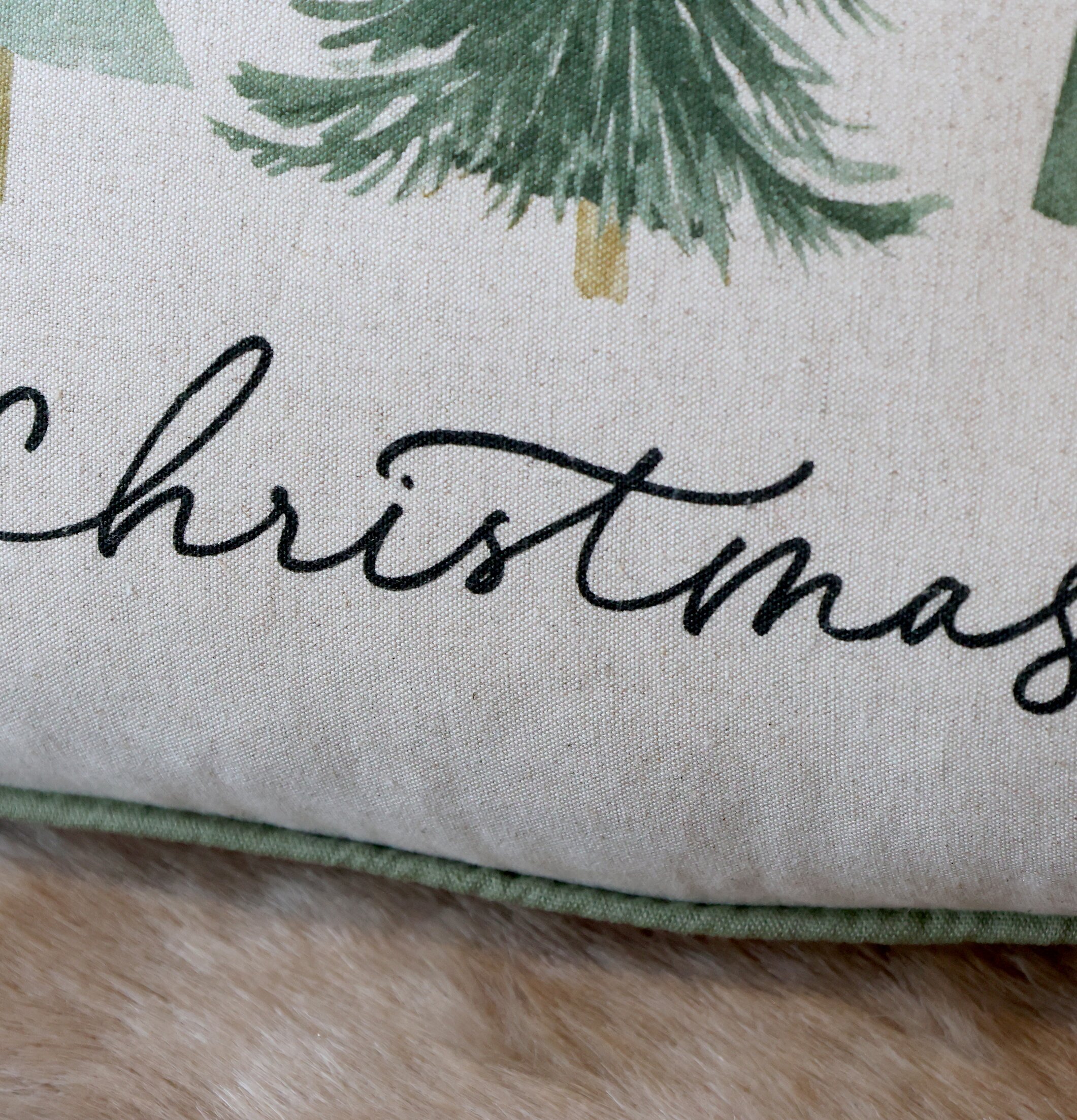 Bild av kuddfodral med julmotiv och stilren design