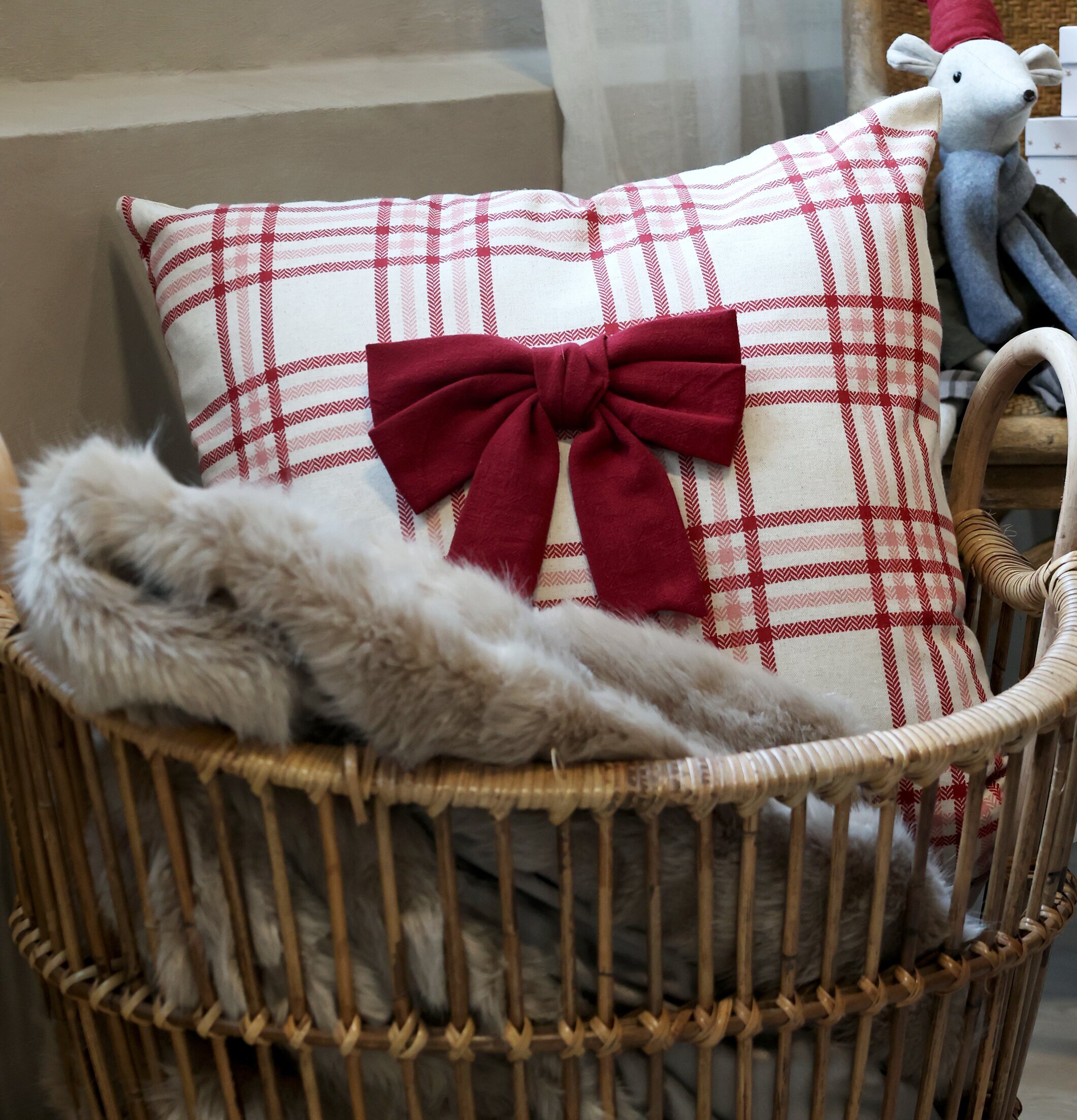 Kuddfodral Rosett från Chic Antique i korg med filt