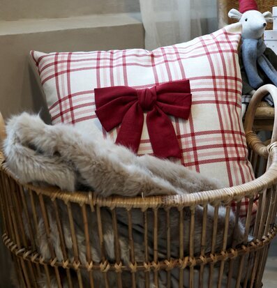 Bild av stilfull inredning med kuddfodral och filt