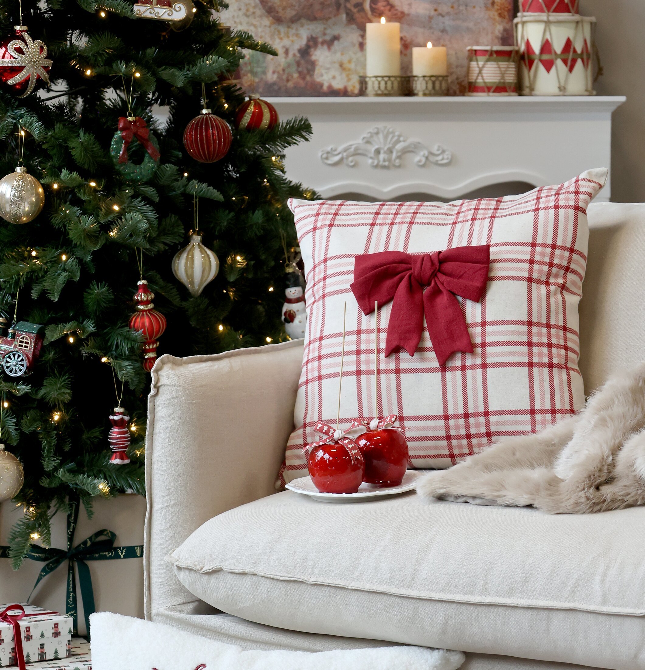 Kuddfodral Rosett från Chic Antique på ljus soffa vid julgran