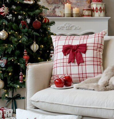 Bild av mysigt vardagsrum med julstämning och dekorationer