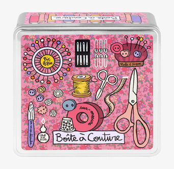 Bild av färgglad plåtburk med sytema och detaljer