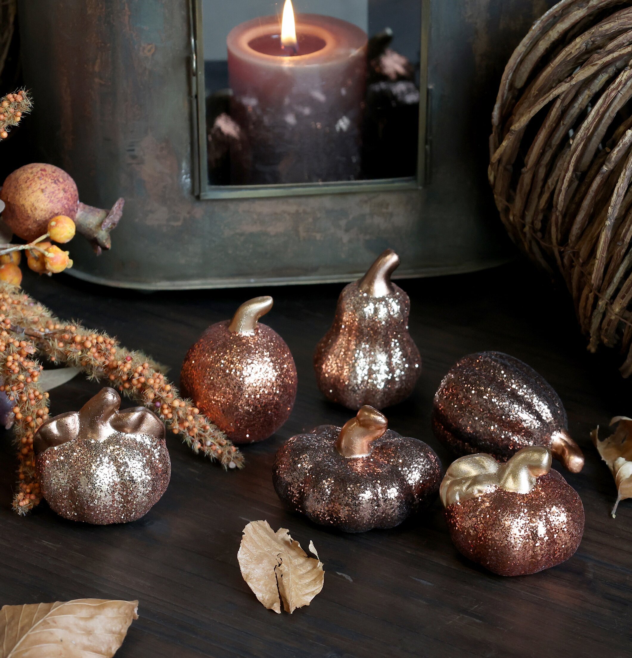 Bild av glittrande dekorationspumpor i höstmiljö