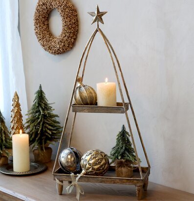 Foto av elegant etagere med rustik och festlig stil