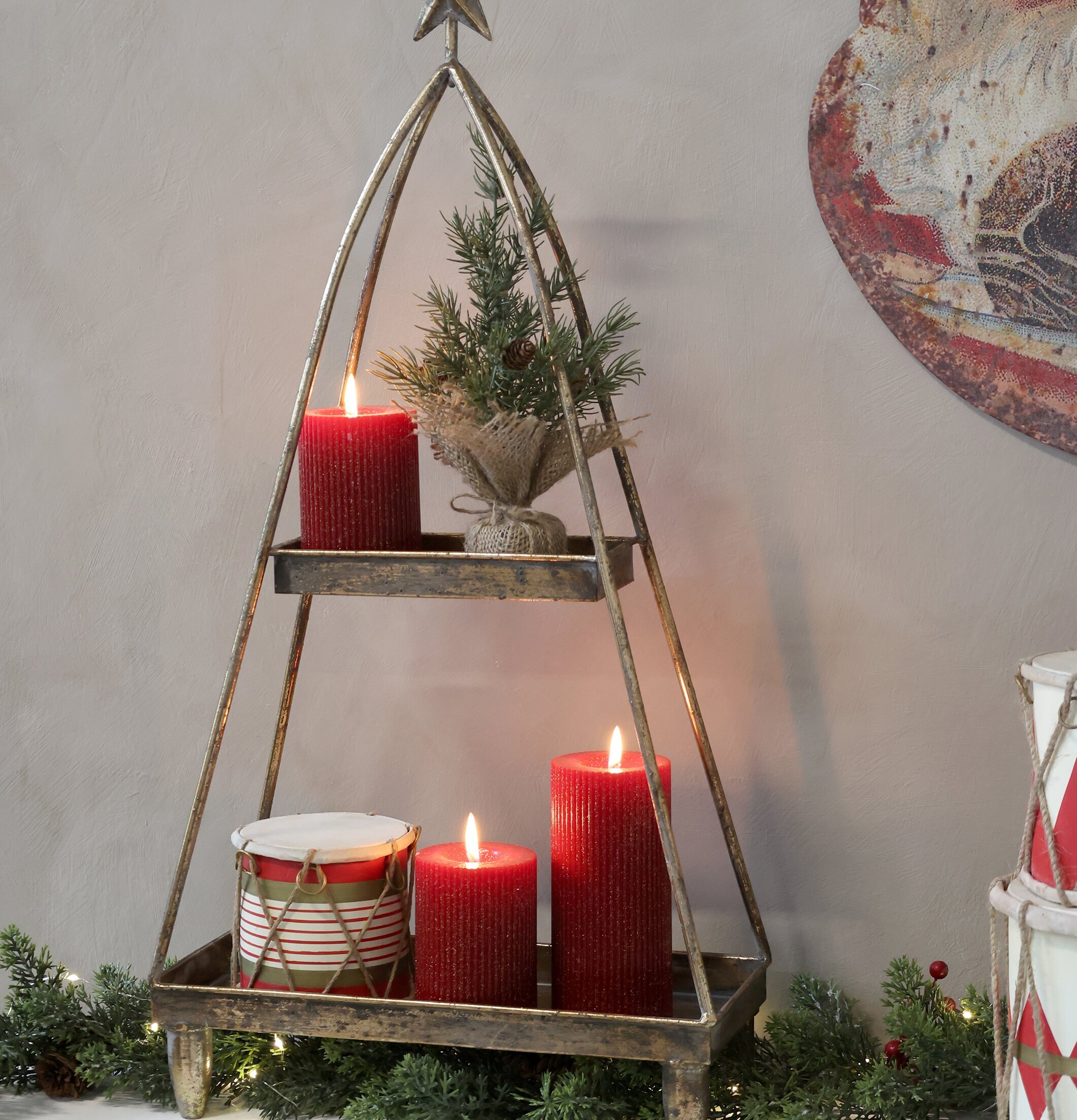 Etagere Antik Mässing från Chic Antique med juldekorationer