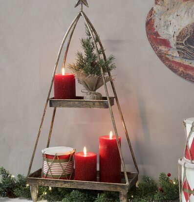 Bild av dekorativ etagere med juldekorationer